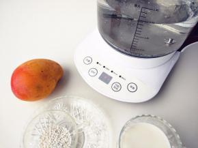 养生壶中加1.5升冷水，选择“开水”程序，煮沸