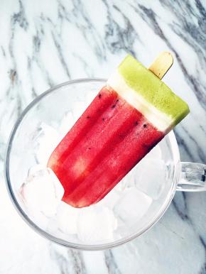 冷冻至凝固后，将模具外侧冲一下水，提起木棍即可