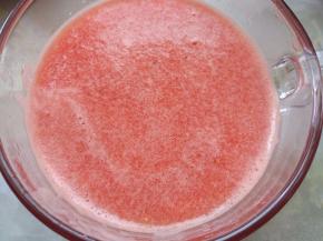 西瓜切块，用勺子挖块，放入破壁机或料理机，打成西瓜果泥