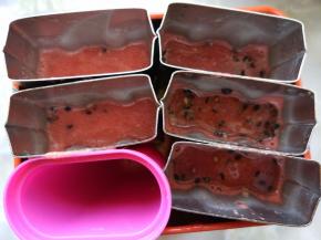 倒出后，过滤，加少许糖和黑芝麻拌匀，倒入模具中，七分满