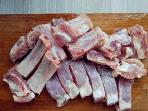 排骨洗净，泡去血水，切成条