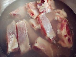 入冷水中，煮沸