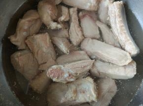 捞出，沥净水分，冲洗一下