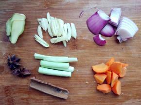 准备好其他材料。胡萝卜和洋葱也可以不放，但是放了营养和口味更好些。