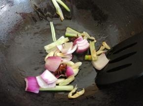 热锅热油，倒入葱蒜/洋葱和八角