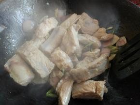 下排骨，炒净表面水分