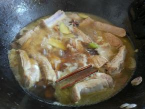 加适量水或高汤，盐，糖，料酒，生抽，老抽，拌匀