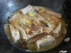 加适量水或高汤，盐，糖，料酒，生抽，老抽，拌匀