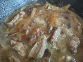 大火烧开后撇去浮沫，盖上锅盖炖30分钟左右