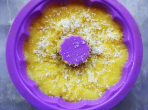 倒入模具中，表面洒少许椰蓉，颠动几下震出气泡，放入冰箱冷藏半小时左右后脱模即可