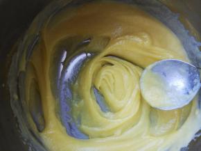 放在小火上加热，朝一个方向不停搅拌，直到变得粘稠状