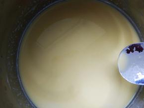 过滤好的玉米汁加玉米淀粉，在小锅中搅匀