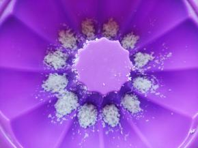 模具底部洒少许椰蓉。各种形状的模具都可以