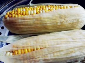 甜玉米洗净，蒸熟。或者用生的甜玉米也可以