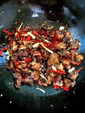 倒入炸好的鸡块儿继续小火，翻炒均匀！

