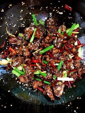 起锅前加入适量的熟芝麻，葱段，糖，鸡精翻炒均匀即可！（这个时候就不用再加盐了，即使加了也只是在鸡块儿的表面，进不去鸡肉里面！一开始腌制的时候，盐放够就可以了。）