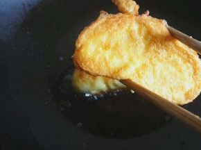 锅内倒入适量食用油，将馒头片煎至两面金黄即可，全程中小火煎哦~