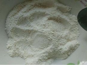 将椰蓉  低筋面粉  绵白糖  奶粉混合搅拌均匀