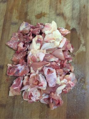 鸡边腿清洗干净后不用去骨，直接剁成小块儿备用！

