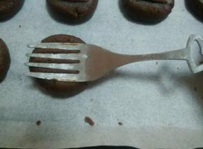 分成大小均匀的小团  然后用叉子在上面压一下即可