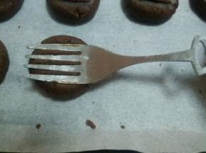 分成大小均匀的小团  然后用叉子在上面压一下即可