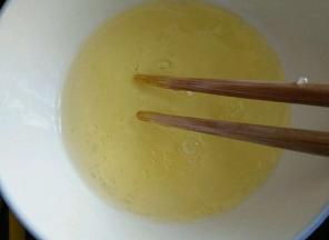 蛋清稍稍打散