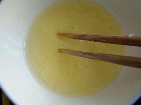 蛋清稍稍打散