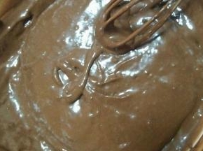 在蛋黄里加入玉米油  水   筛入可可粉和低筋面粉搅拌均匀  放了可可粉会比较稠   然后放在一边开始打蛋白