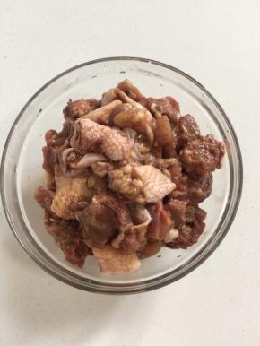 鸡块儿中加入盐，料酒，黑胡椒粉，玉米淀粉拌匀提前腌制半小时备用！
