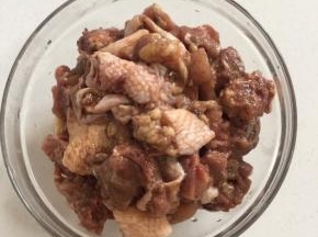 鸡块儿中加入盐，料酒，黑胡椒粉，玉米淀粉拌匀提前腌制半小时备用！
