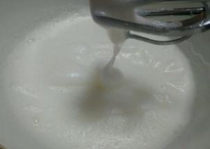 蛋白高速打发至图片这个状态   加入三分之一的糖
