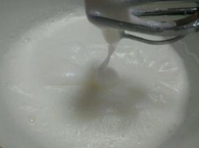 蛋白高速打发至图片这个状态   加入三分之一的糖