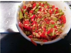 青红椒切末  加入大蒜  蚝油  少许白糖  适量盐搅拌均匀