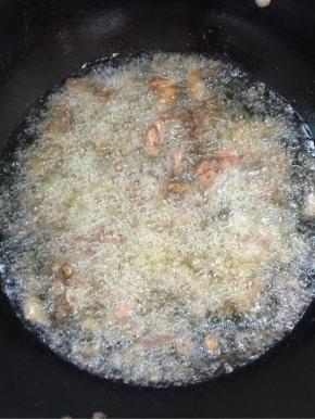 锅烧热倒入适量的油烧至八成热，放入腌制好的鸡块儿进去大火炸！（这道菜要大火来炸，让鸡块的表面可以快速的焦脆，里面的鸡肉却还保持着鲜嫩！）

