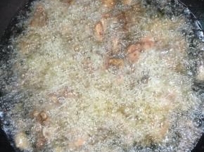 锅烧热倒入适量的油烧至八成热，放入腌制好的鸡块儿进去大火炸！（这道菜要大火来炸，让鸡块的表面可以快速的焦脆，里面的鸡肉却还保持着鲜嫩！）

