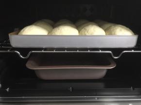 放入烤箱发酵，底下放一盆热水，盖上烤箱门，不用开启烤箱，制造一个温暖湿润的环境即可。