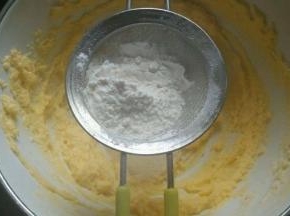 然后筛入低筋面粉和奶粉