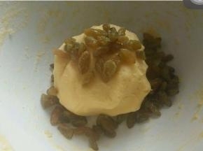 可用朗姆酒将葡萄干泡会  然后将葡萄干揉进面团