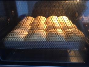 放入烤箱中下层，将温度调至180度烤30分钟，表面上色满意后加盖锡纸。