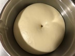 发至原来的两倍大，用粘面粉的手指戳一个洞，洞口不回缩不塌陷即可