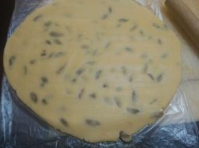 再用擀面杖擀开 约1厘米厚度