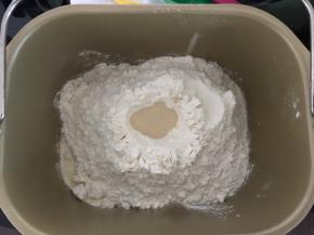 除黄油外所有材料按由湿到干的顺序加入揉面桶，酵母不要和盐同时加入，启动一个揉面程序（23分钟），结束后加入黄油，继续一个揉面程序