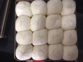 发酵至原来的两倍大，撒上杏仁片，烤箱上下火190度预热