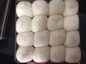 发酵至原来的两倍大，撒上杏仁片，烤箱上下火190度预热