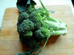 首先将西兰花切去根，切小块。