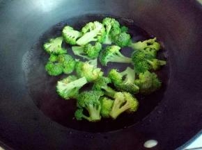 锅中加入清水烧开，滴几滴油，少许盐，倒入切好的西兰花焯水，熟后捞出。