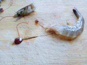 冻过的虾很干剥，首先把虾头拔掉，虾线自然根出，皮剥掉，再将虾的内线去掉。