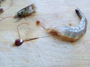 冻过的虾很干剥，首先把虾头拔掉，虾线自然根出，皮剥掉，再将虾的内线去掉。