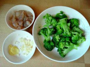准备工作完成，蒜姜去皮切碎。虾仁放少许料酒腌制10分钟。