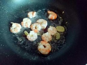 锅中放入少许油，加入将煸炒，再倒入腌制好的虾仁煸炒变色。